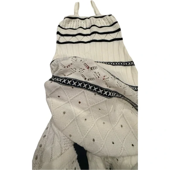 Elegant Cream and Black Knit Dress - Picture 7 of 16